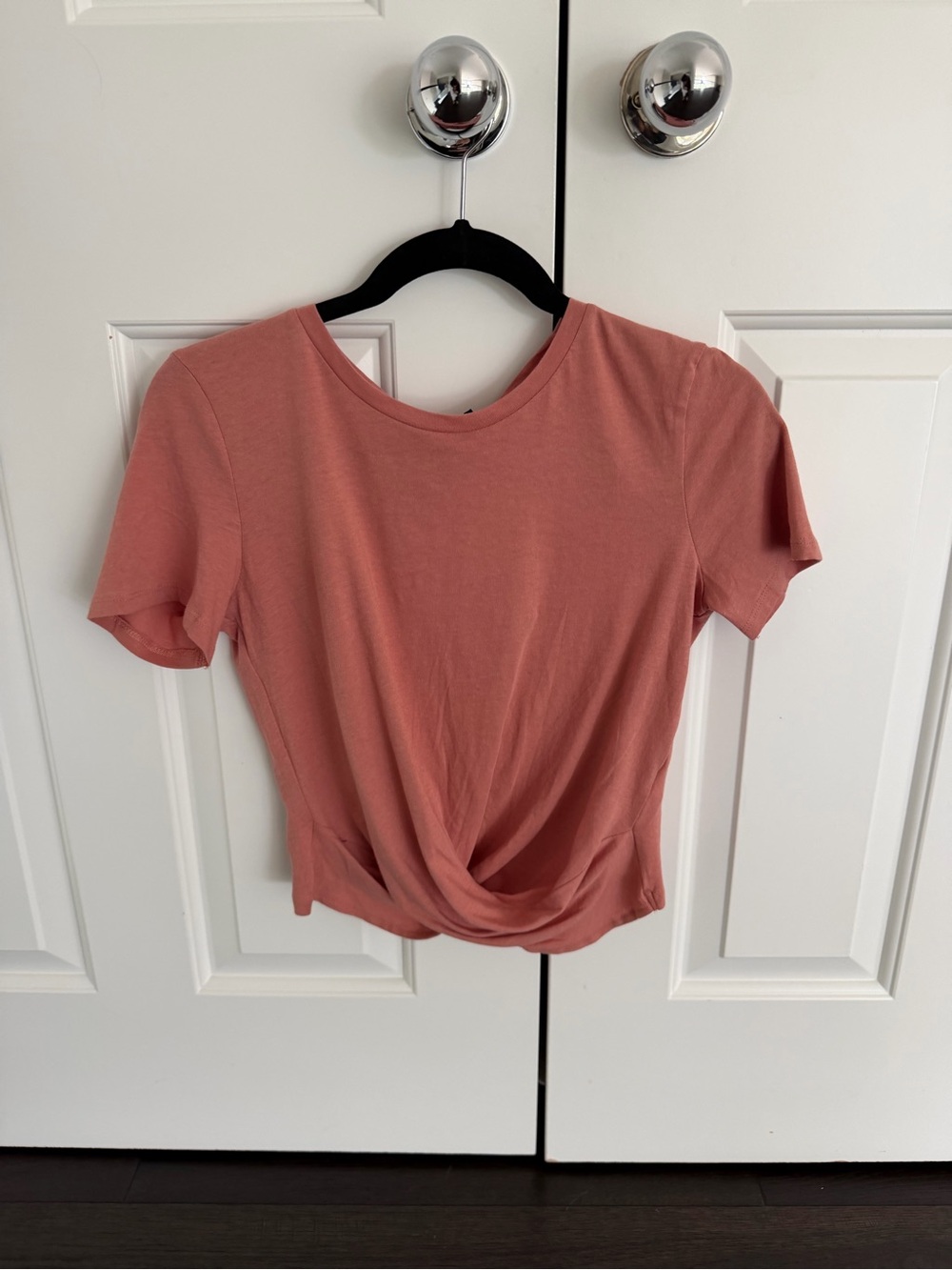 Zara Short Sleeve Twist-Front Crop Top in Dusty Rose
